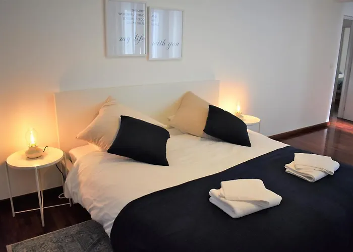 Madeira, 3 Bedroom Apartment With Ocean Views In Funchal